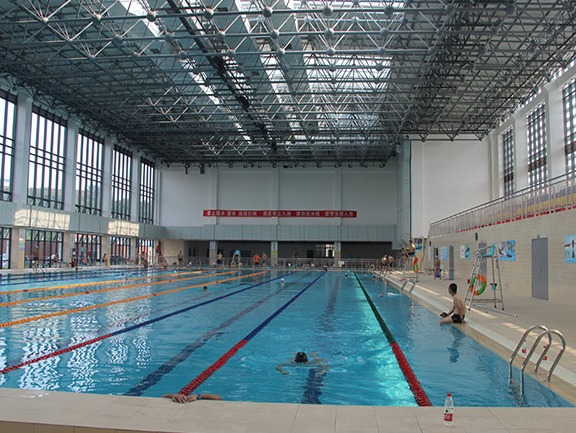 郑州某外国语中学泳池水处理设备安装及泳池体施工现场图！