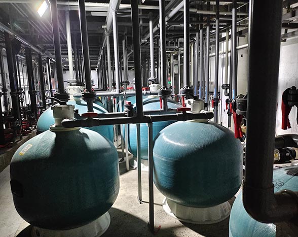 更换泳池砂缸石英砂的步骤是什么？