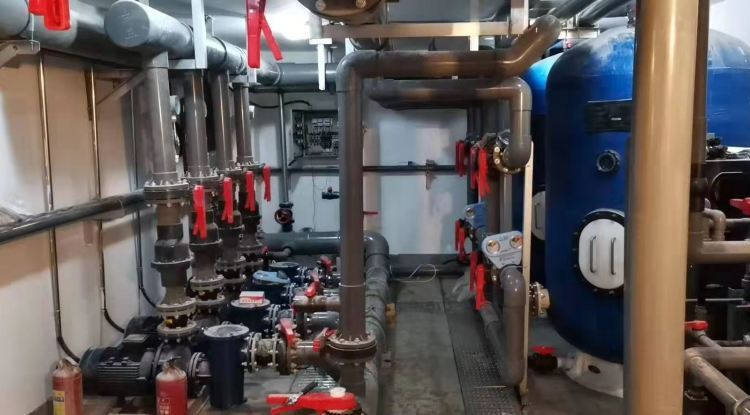 如何调整泳池循环维护计划以适应季节变化？